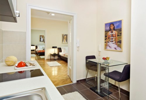 Apartmani Beograd | Apartman A20 | Strogi centar Knez Mihailova - Pogled na kuhinju, prvu i drugu spavaću sobu