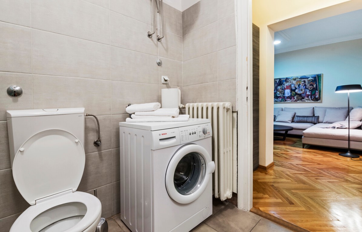 Apartmani Beograd | Apartman A18 | Pešačka zona - Pogled na kupatilo i dnevni boravak