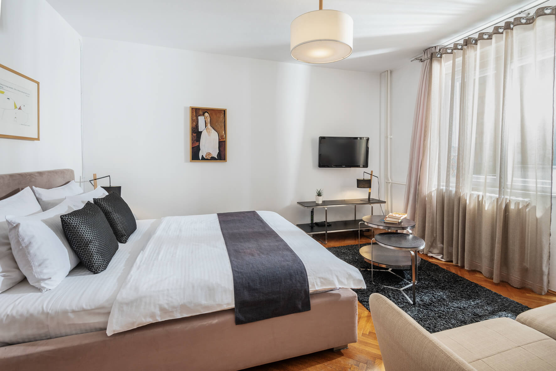 Apartmani Beograd | Jeftin smeštaj Beograd | Apartman A6 - Dnevna soba i krevet