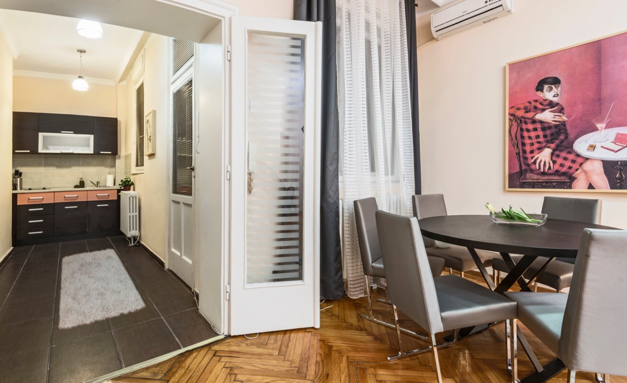 Apartmani Beograd | Apartman A18 | Pešačka zona - Trpezarija i pogled na kuhinju