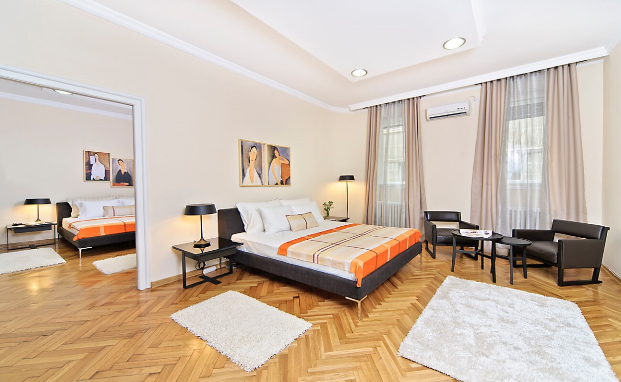 Apartmani Beograd | Apartman A20 | Strogi centar Knez Mihailova - Prva spavaća soba i pogled na drugu spavaću sobu