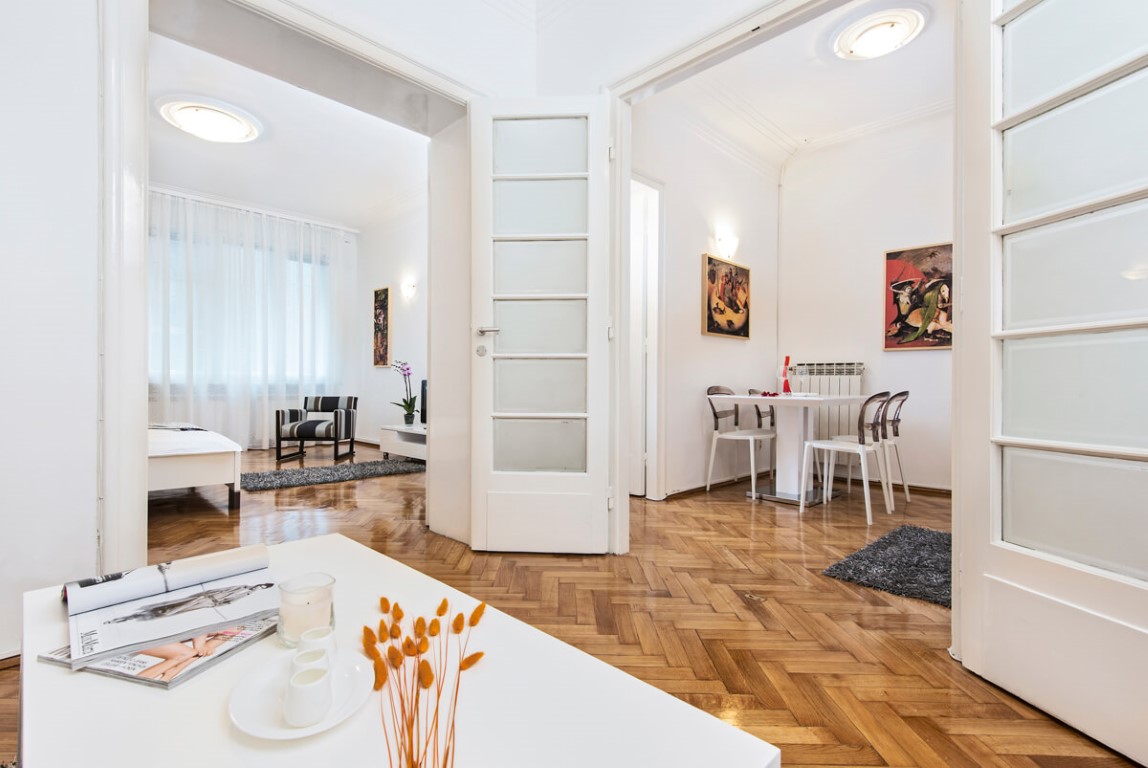 Apartmani Beograd | Strogi centar | Apartman A21 - Dnevni boravak sa pogledom na spavaću sobu i trpezariju