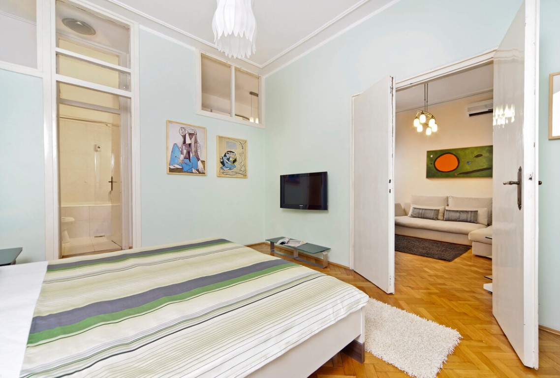 Apartmani Beograd | Apartman A9 | Strogi centar Kalemegdan - Spavaća soba i pogled na dnevni boravak